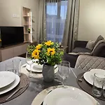 Hills With Free Parking 4*