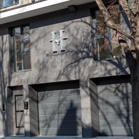 Апартхотел Hills With Free Parking 4*